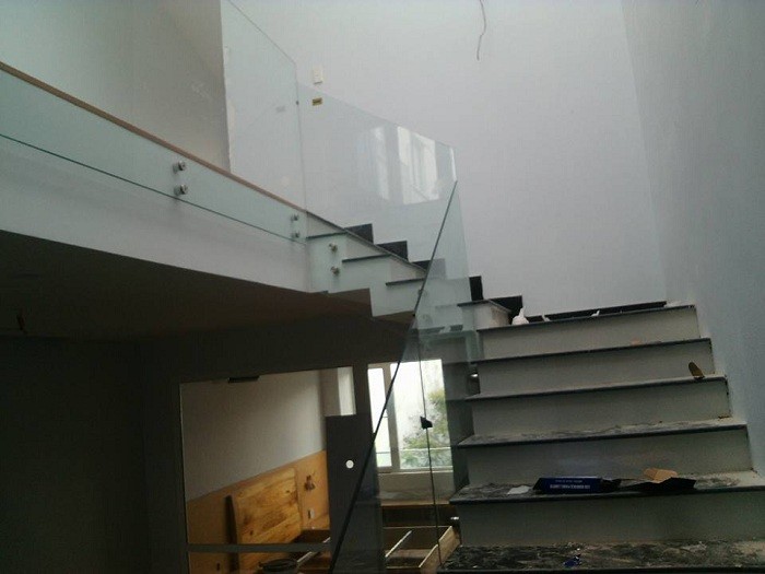 thi-cong-cau-thang-kinh