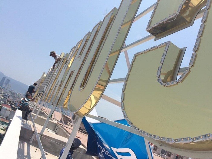 chu-noi-inox-mica-den-led