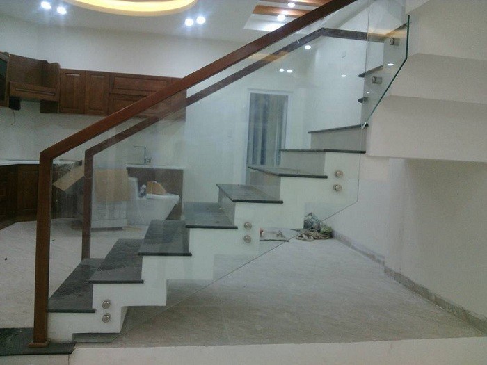 thi-cong-cau-thang-kinh