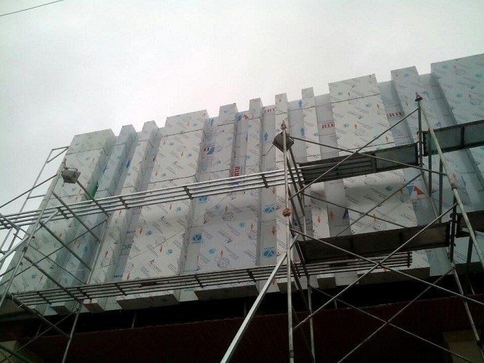 thi-cong-mat-dung-alu-2